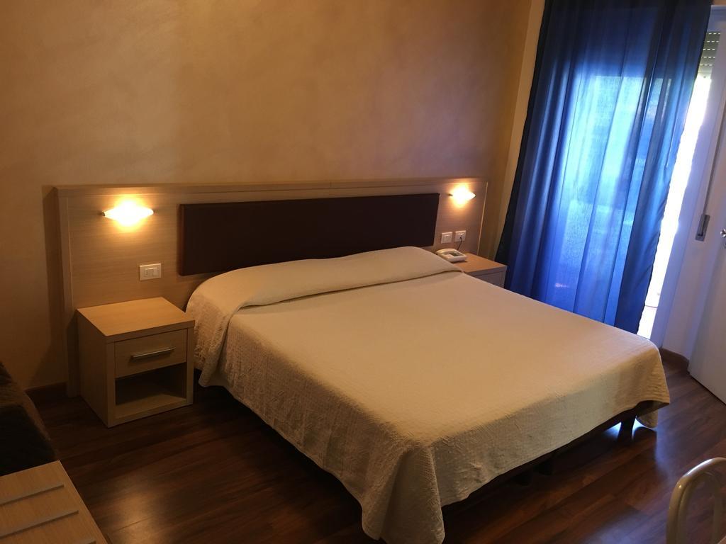 Hotel Grifone プリンチピナ・ア・マーレ エクステリア 写真